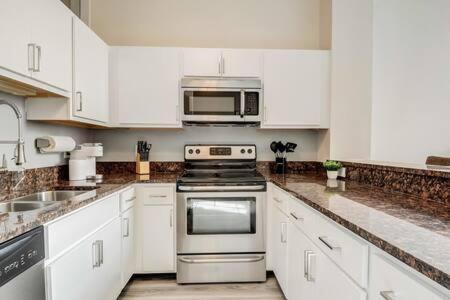 Cozysuites - 2Br With Direct Skybridge Access #5 อินเดียนาโพลิส ภายนอก รูปภาพ