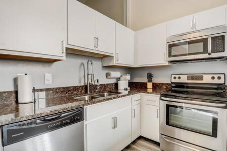 Cozysuites - 2Br With Direct Skybridge Access #5 อินเดียนาโพลิส ภายนอก รูปภาพ