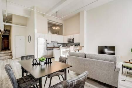 Cozysuites - 2Br With Direct Skybridge Access #5 อินเดียนาโพลิส ภายนอก รูปภาพ